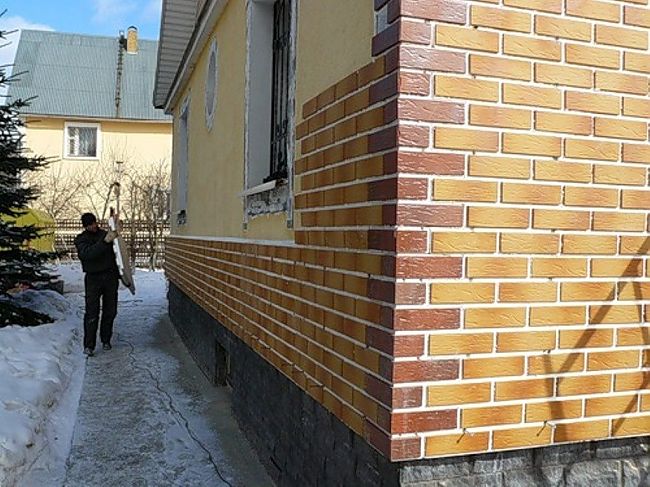 отделка дома фасадными панелями под кирпич отделка дома фасадными панелями под кирпич